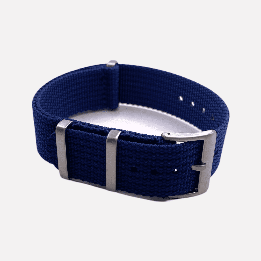 Blaues NATO Band mit Fluco Logo – Robust und elegant, dieses blaue NATO Band mit Fluco Logo eignet sich hervorragend für sportliche Zeitmesser und bietet höchste Strapazierfähigkeit