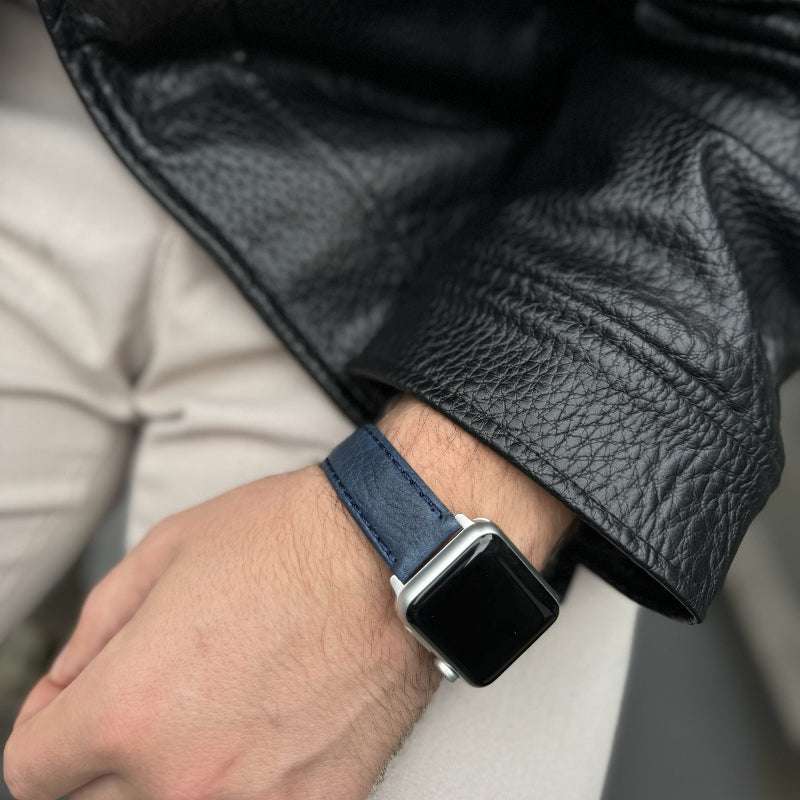 Blaues rustikales Stierleder-Armband für Apple Watch – Detailaufnahme des hochwertigen Stierleders, handgefertigt und langlebig