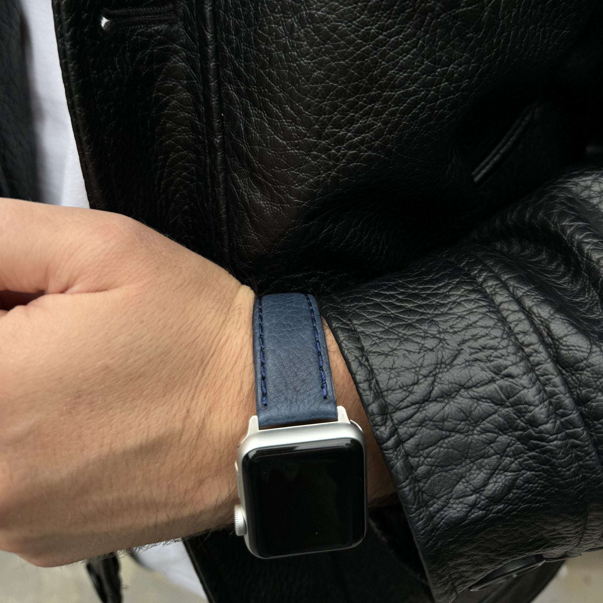 Detailaufnahme des blauen rustikalen Stierleder-Armbands für Apple Watch – Handgefertigte Naht und strapazierfähiges Design