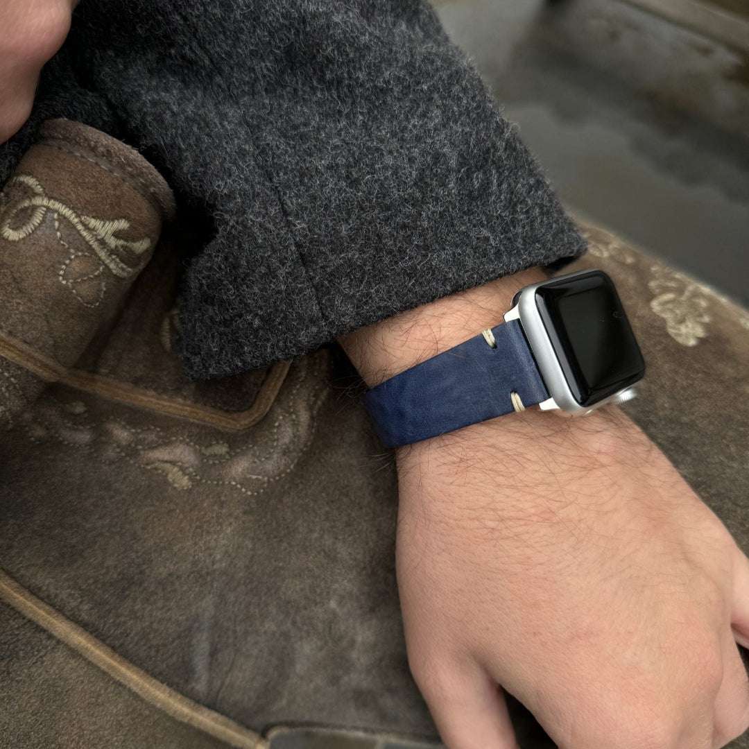 Tragebild eines Mannes mit dem blauen Apple Watch Armband Leder Herren, kombiniert mit einem grauen Mantel.