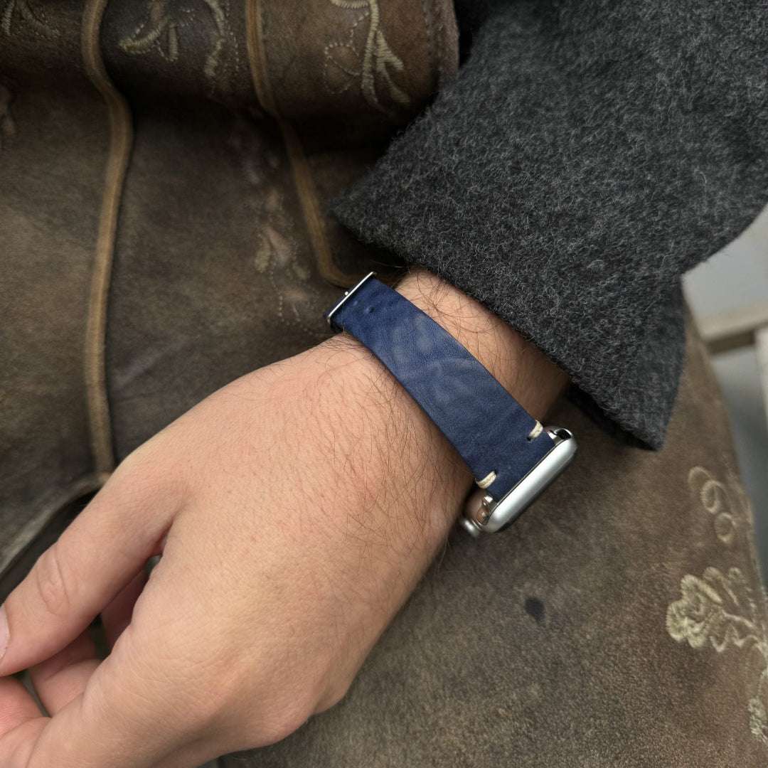 Bild eines Mannes mit dem blauen Apple Watch Armband Leder Herren, der elegant wirkt.