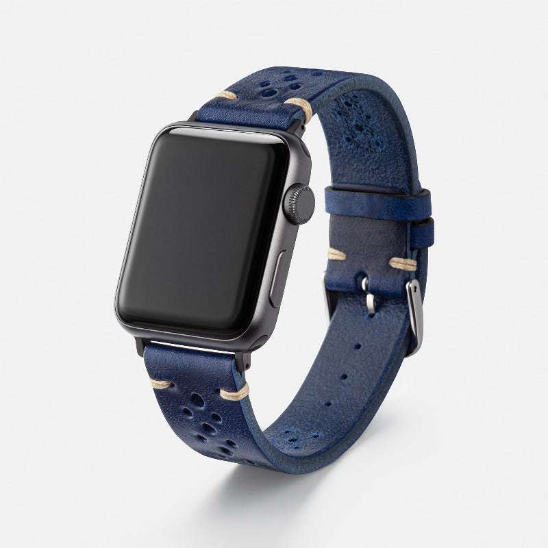 Blaues vegetabil gegerbtes Apple Watch Armband mit Racing-Löchern – Handgefertigtes, strapazierfähiges Lederarmband mit Racing-Löchern, Freistelleransicht mit Apple Watch, Made in Germany