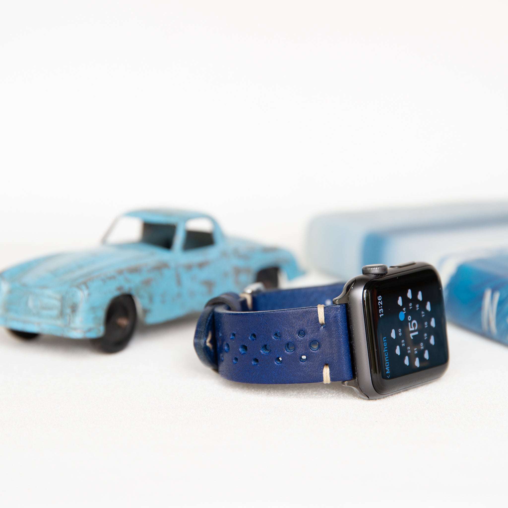 Blaues vegetabil gegerbtes Apple Watch Armband mit Racing-Löchern – Detailaufnahme des robusten Leders und der Racing-Löcher, ideal für den sportlichen Look, Made in Germany