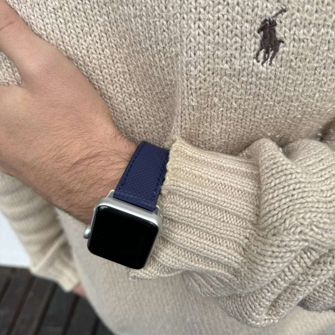 Blaues wasserfestes Rindleder-Armband für Apple Watch am Handgelenk – Frontansicht, langlebiges und strapazierfähiges Leder, Made in Germany