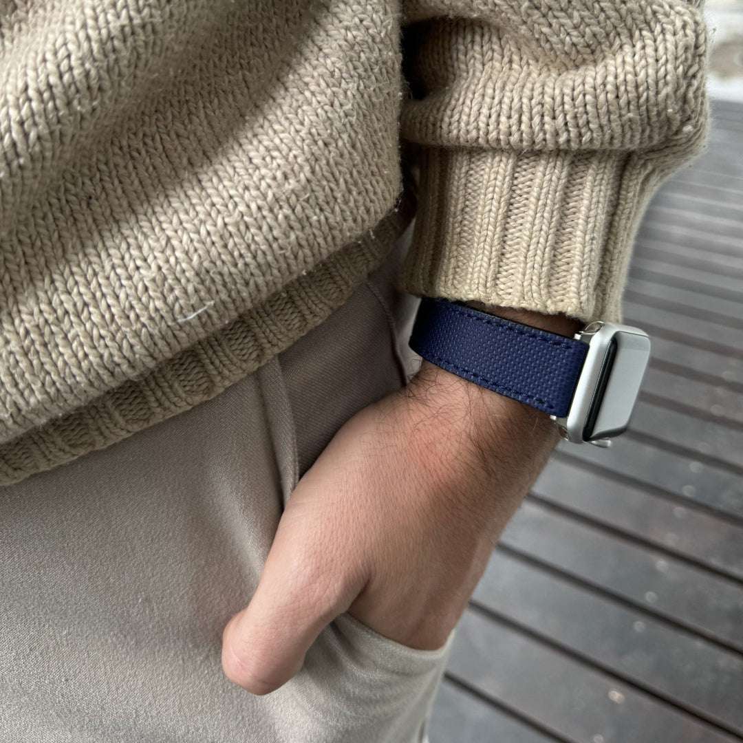 Blaues wasserfestes Rindleder-Armband für Apple Watch – Schrägansicht des wasserfesten Rindsleders, strapazierfähig und langlebig, Made in Germany