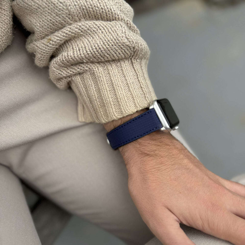 Blaues wasserfestes Rindleder-Armband für Apple Watch – Seitenansicht des robusten, wasserfesten Rindsleders, ideal für den Alltag, handgefertigt in Deutschland