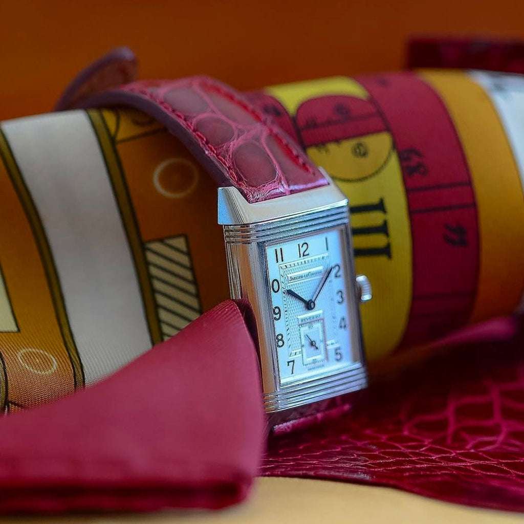 Bordeauxfarbenes echtes Krokodilleder Uhrenarmband an Jaeger Le Coultre Reverso – Detailaufnahme der Uhr mit edlem, strapazierfähigem Krokodillederarmband, luxuriös und ideal für elegante Zeitmesser