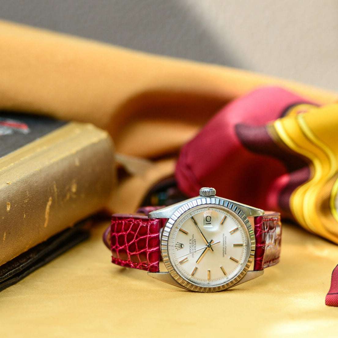 Bordeauxfarbenes echtes Krokodilleder Uhrenarmband an Rolex Datejust – Detailaufnahme der Uhr mit hochwertigem Krokodillederarmband, luxuriös und strapazierfähig, ideal für elegante Zeitmesser wie die Rolex Datejust