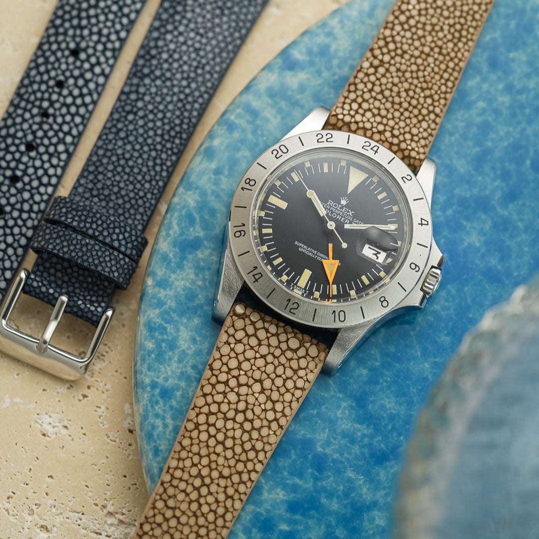 Rolex Explorer 2 aus dem Jahr 1974 mit oranger 24-Stunden-Hand, kombiniert mit einem braunen Perlrochen-Uhrenarmband, luxuriöser Vintage-Look