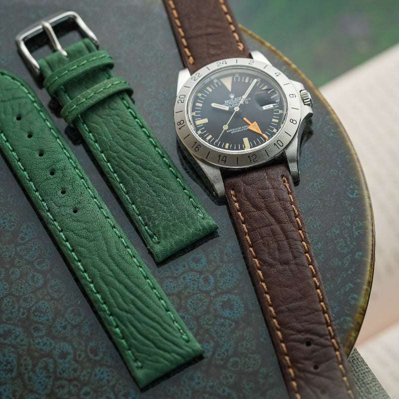 Braunes Stierleder Uhrenarmband an Rolex Explorer 2 1974 am Handgelenk – Detailaufnahme des Armbands, hochwertiges und strapazierfähiges Lederarmband, perfekt für luxuriöse und sportliche Uhren