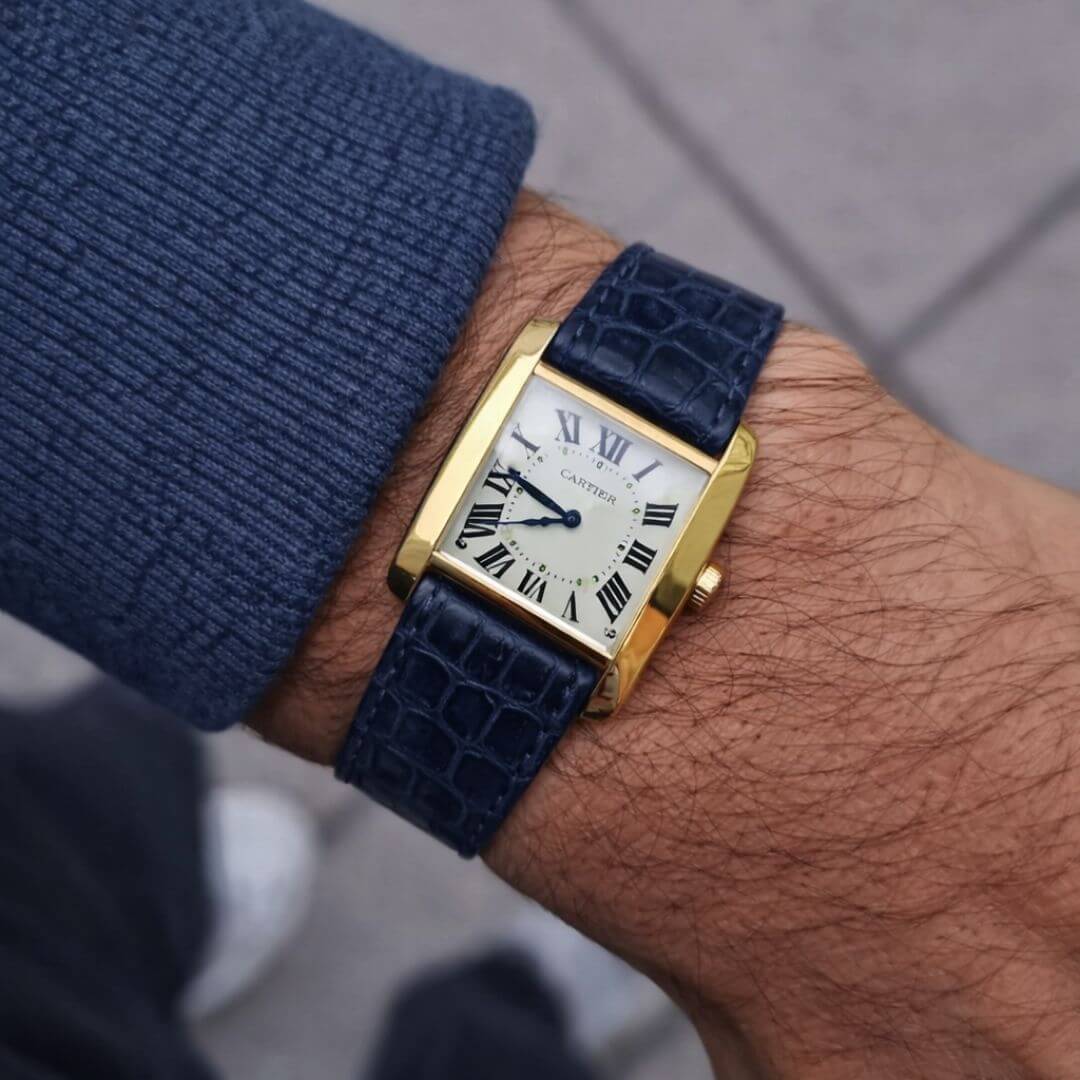 New Orleans – Flaches Uhrenarmband aus Louisiana-Alligatorleder kurze Länge 18mm für Cartier, montiert an Männerhandgelenk