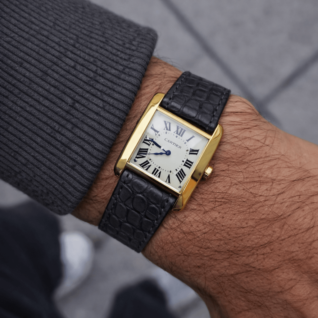 New Orleans – Flaches Uhrenarmband aus Louisiana-Alligatorleder kurze Länge 18mm passend für Cartier, getragen an einem Handgelenk