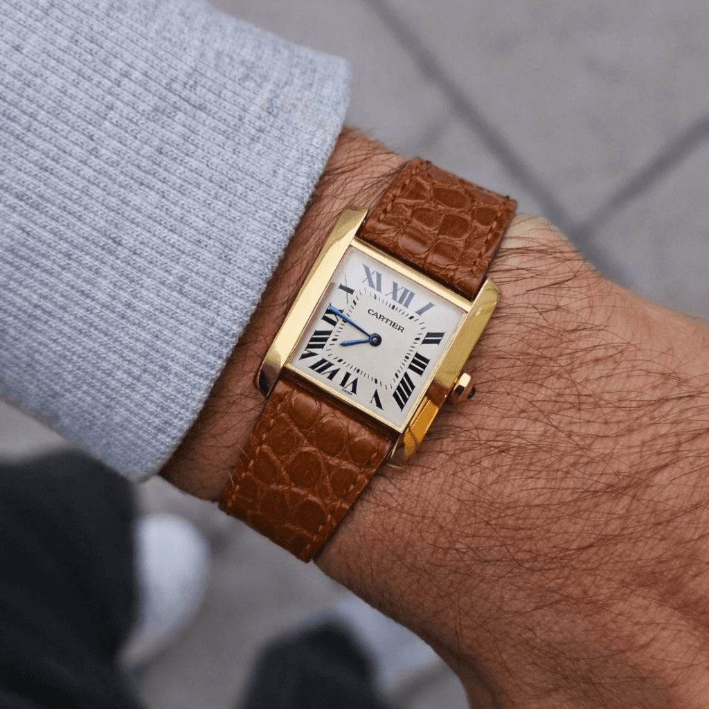 New Orleans – Flaches Uhrenarmband aus Louisiana-Alligatorleder kurze Länge 18mm auf Cartier-Uhr am Handgelenk