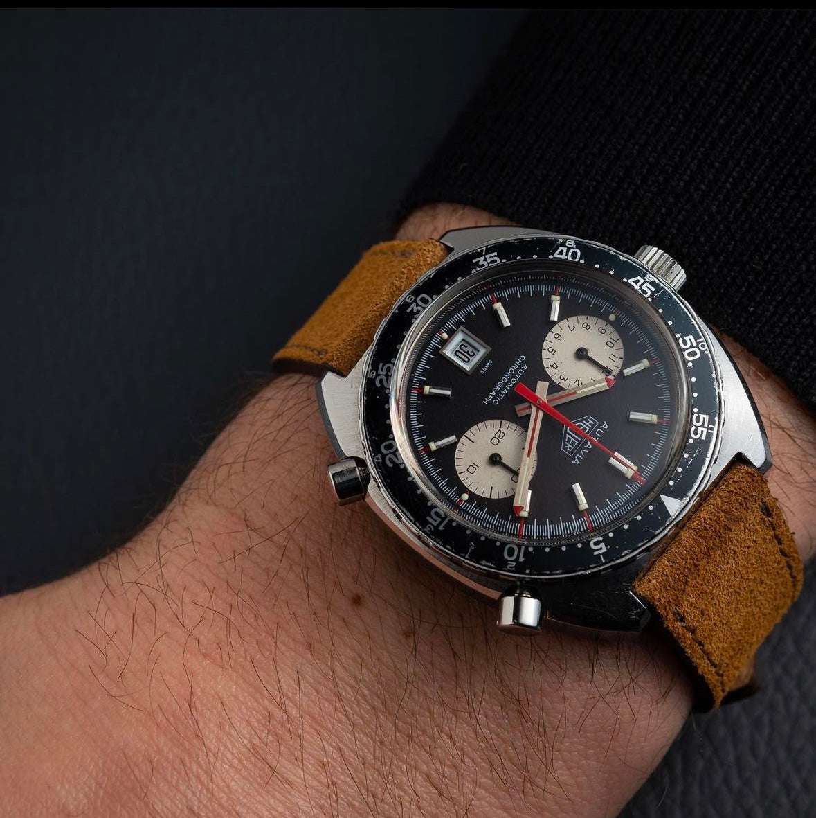 Cognac-farbenes Nizza Leder Velour Uhrenarmband an Heuer Autavia – Detailaufnahme des luxuriösen cognac-farbenen Velourlederarmbands, das perfekt mit der Heuer Autavia Uhr kombiniert wird. Das Armband zeigt die edle Textur des Nizza Leders und betont den stilvollen, zeitlosen Look der Uhr.