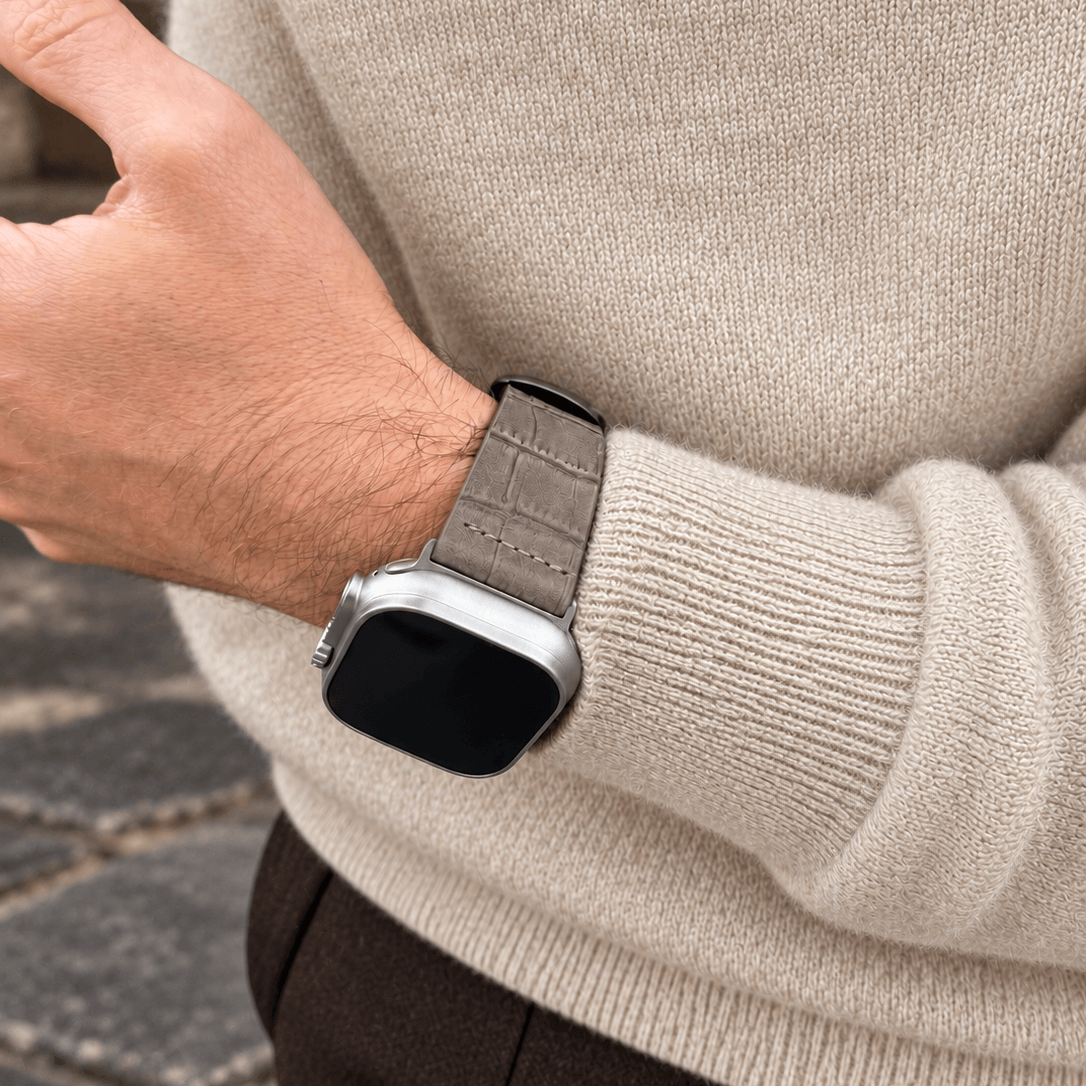 Dakkar Taubengrau – 24 mm Apple Watch Ultra Lederarmband in Kroko-Optik am Handgelenk getragen.