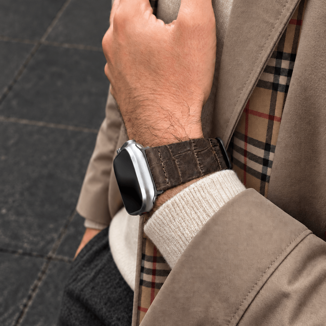 Dakkar Dunkelbraun – 24 mm Apple Watch Ultra Lederarmband in Kroko-Optik am Handgelenk getragen