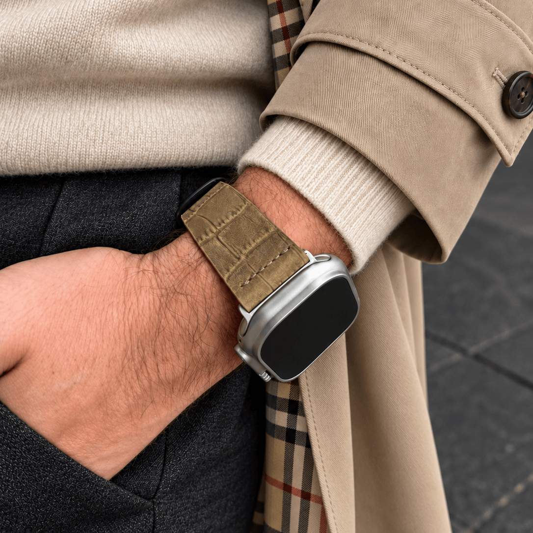 Dakkar Sand – 24 mm Apple Watch Ultra Lederarmband in Kroko-Optik an Arm einer person