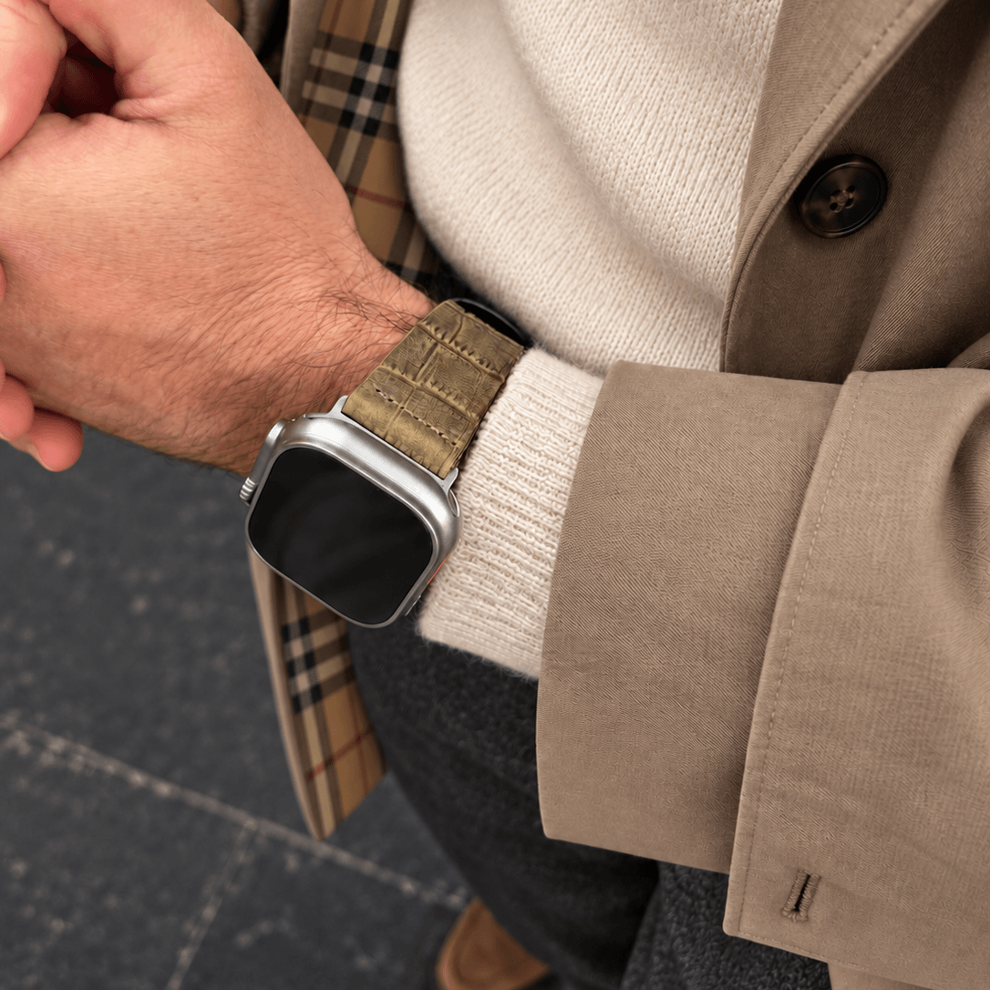 Dakkar Sand – 24 mm Apple Watch Ultra Lederarmband in Kroko-Optik am Handgelenk mit braunem Anzug.