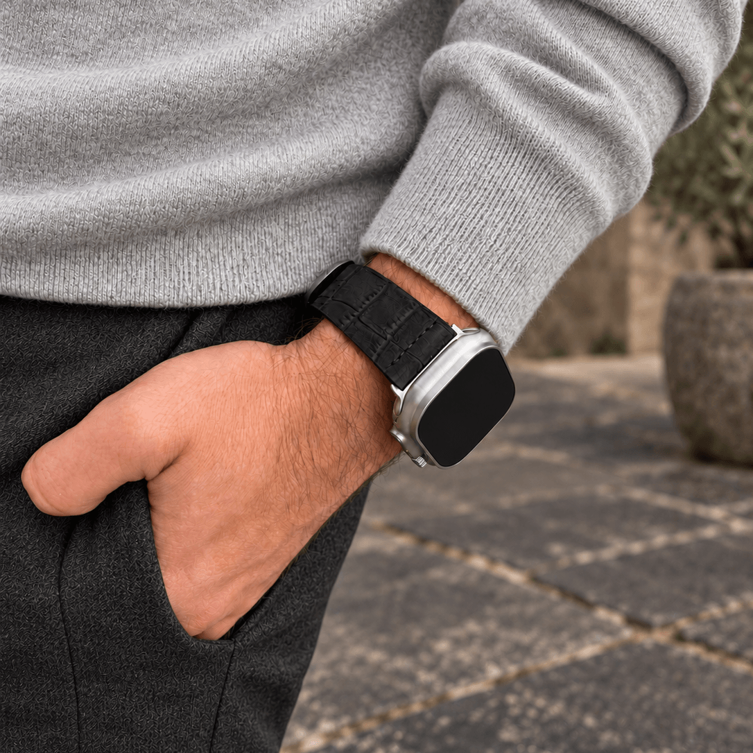 Dakkar Schwarz – 24 mm Apple Watch Ultra Lederarmband in Kroko-Optik am Handgelenk, stylisch und elegant.