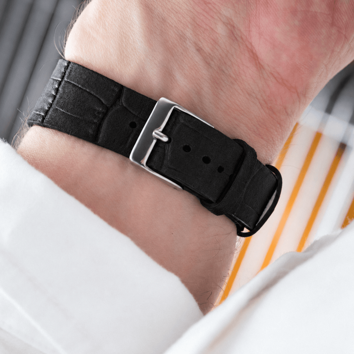 Dakkar – Uhrenarmband aus italienischem Nubukleder mit Krokoprägung, schwarz, elegant am Handgelenk.
