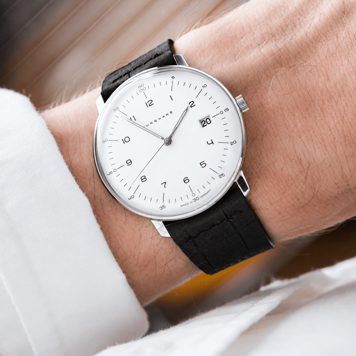 Dakkar – Uhrenarmband aus italienischem Nubukleder mit Krokoprägung an einer eleganten Armbanduhr.