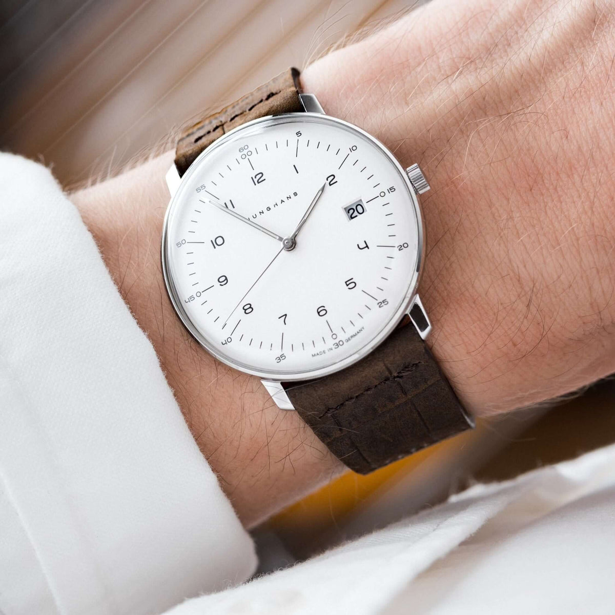 Dakkar – Uhrenarmband aus italienischem Nubukleder mit Krokoprägung an einer modernen Uhr.