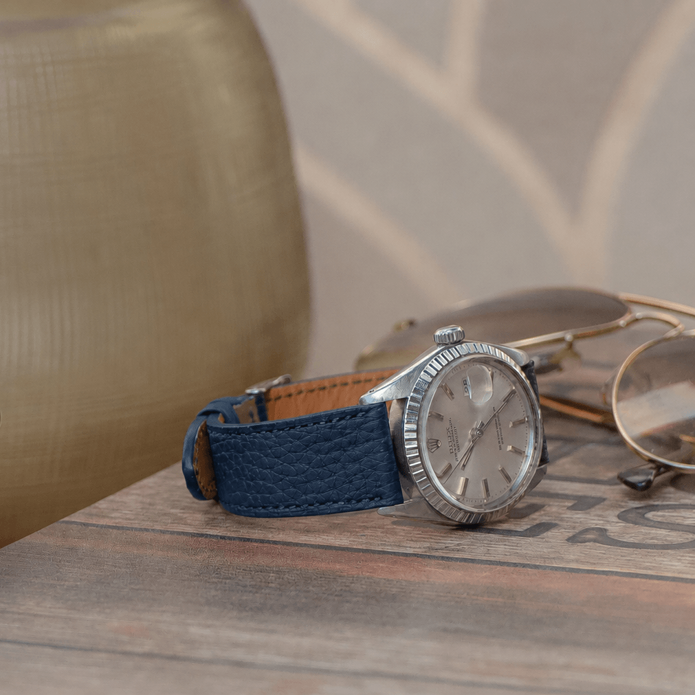 Deauville – Uhrenarmband aus deutschem Togoleder an einer Armbanduhr auf einem Holztisch.