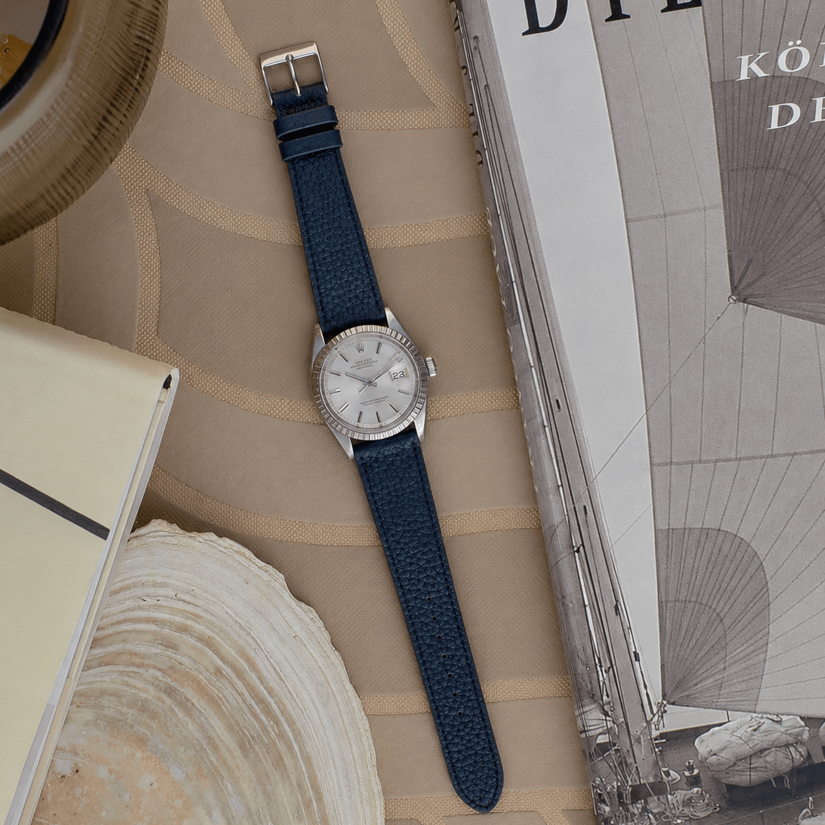 Deauville – Uhrenarmband aus deutschem Togoleder an einer eleganten Uhr auf einem stilvollen Tisch.