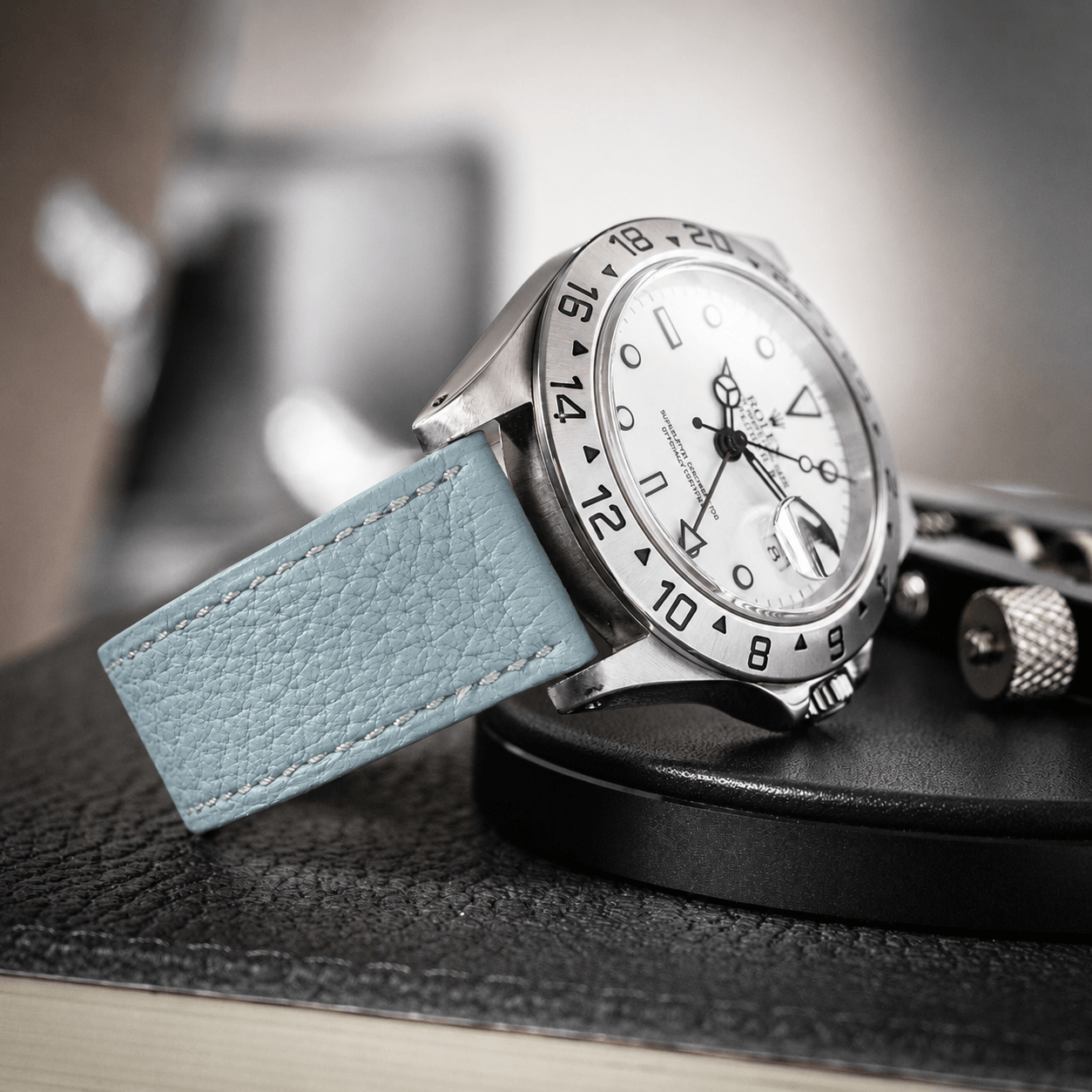 Deauville – Uhrenarmband aus deutschem Togoleder, in Hellblau, kombiniert mit edlem Uhrendesign.