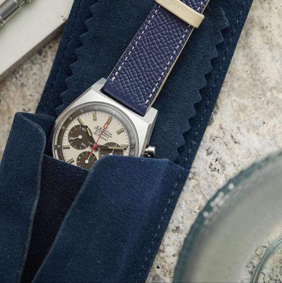 Detailansicht des Innenraums eines Uhrenetuis mit blauem Alcantara-Innenfutter. Im Etui liegt eine Zenith El Primero mit einem blauen Epsom-Lederarmband, die das luxuriöse Design und die hochwertige Verarbeitung unterstreicht.