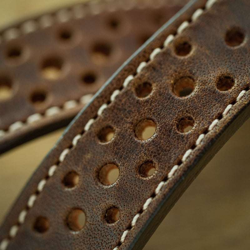 Detailaufnahme der Kanten des dunkelbraunen Horween Dublin Leder Uhrenarmbands – Nahaufnahme der sorgfältig polierten Kanten des strapazierfähigen Uhrenarmbands, das durch seine edle und raffinierte Oberfläche überzeugt