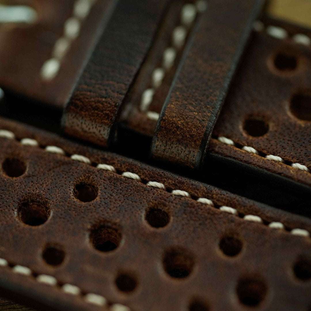 Detailaufnahme der Oberfläche des dunkelbraunen Horween Dublin Leder Uhrenarmbands – Nahaufnahme der glänzenden und fein polierten Oberfläche, die durch die pflanzliche Gerbung und die edle Verarbeitung eine besondere Qualität ausstrahlt