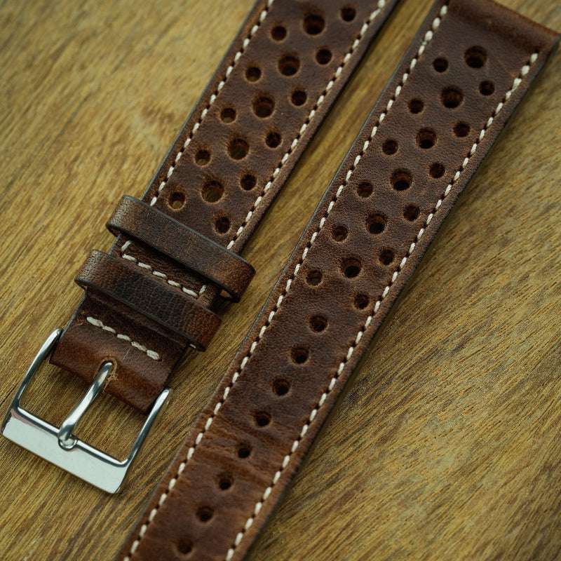 Detailaufnahme der Textur des dunkelbraunen Horween Dublin Leder Uhrenarmbands – Nahaufnahme der natürlichen Lederstruktur des Uhrenarmbands, das durch seine Strapazierfähigkeit und die hochwertige Verarbeitung besticht