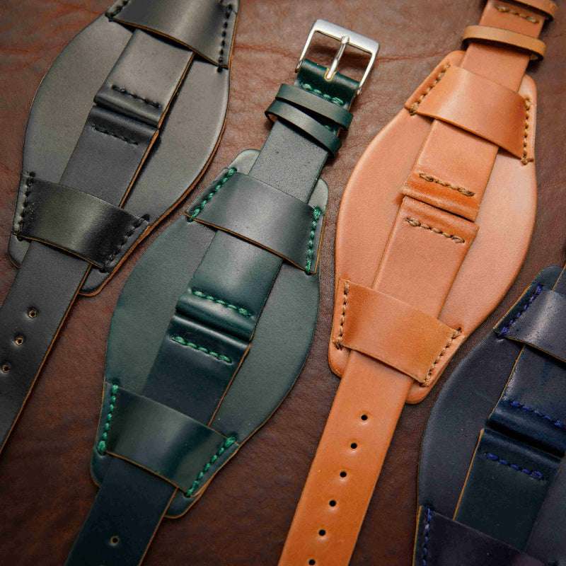 Drei dunkelgrüne Horween Shell Cordovan Unterlagen Uhrenarmbänder nebeneinander – Detailaufnahme von drei exklusiven, handgefertigten Uhrenarmbändern aus hochwertigem Shell Cordovan Leder, Made in Germany, ideal für sportliche und luxuriöse Zeitmesser