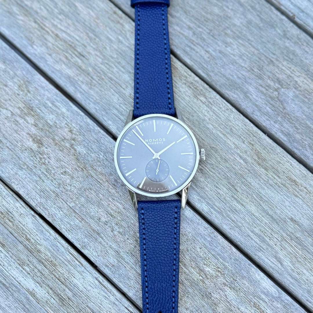 Dunkelblaues Kaviar Uhrenarmband an Nomos Zürich Uhr – Detailaufnahme der Nomos Zürich Uhr mit edlem, dunkelblauem Kaviarlederarmband, perfekt für luxuriöse und sportliche Zeitmesser