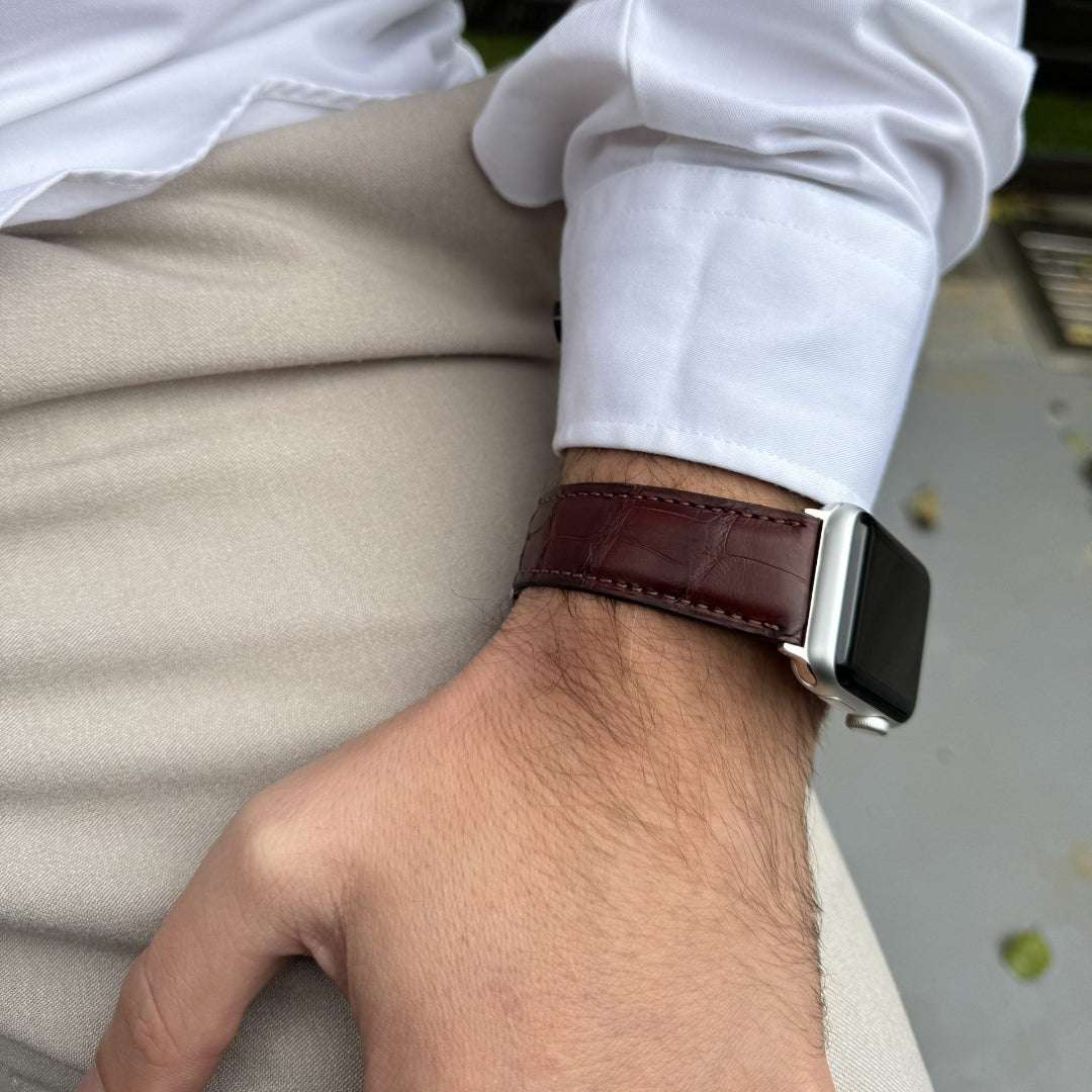 Dunkelbraunes Echt-Alligator-Armband für Apple Watch am Handgelenk – edler Look auf beiger Hose, Detailansicht