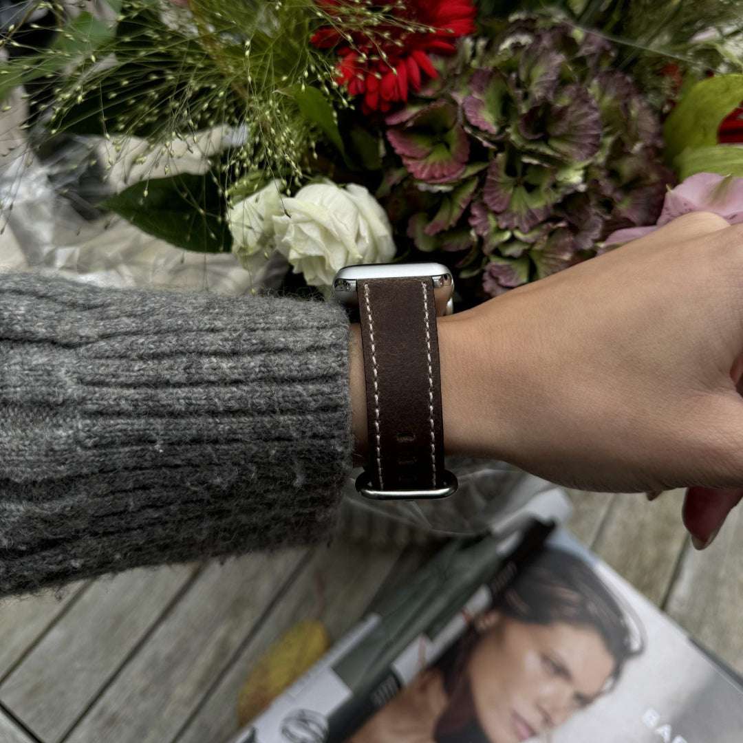 Der elegante graue Vintage Stil des Apple Watch Lederarmbands wird hier auf einem Handgelenk präsentiert. Perfekt für 38mm, 42mm und 44mm Modelle.