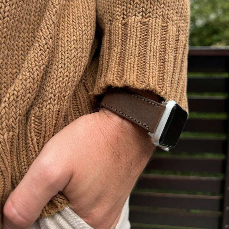 Dunkelbraunes Nubukleder-Armband für Apple Watch am Handgelenk – Seitenansicht mit braunem Pullover