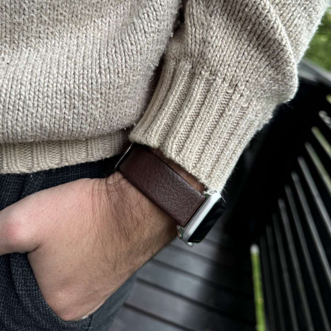 Dunkelbraunes veganes Weinleder-Armband für Apple Watch – Elegantes pflanzliches Lederarmband mit Balkon im Hintergrund, Frontansicht