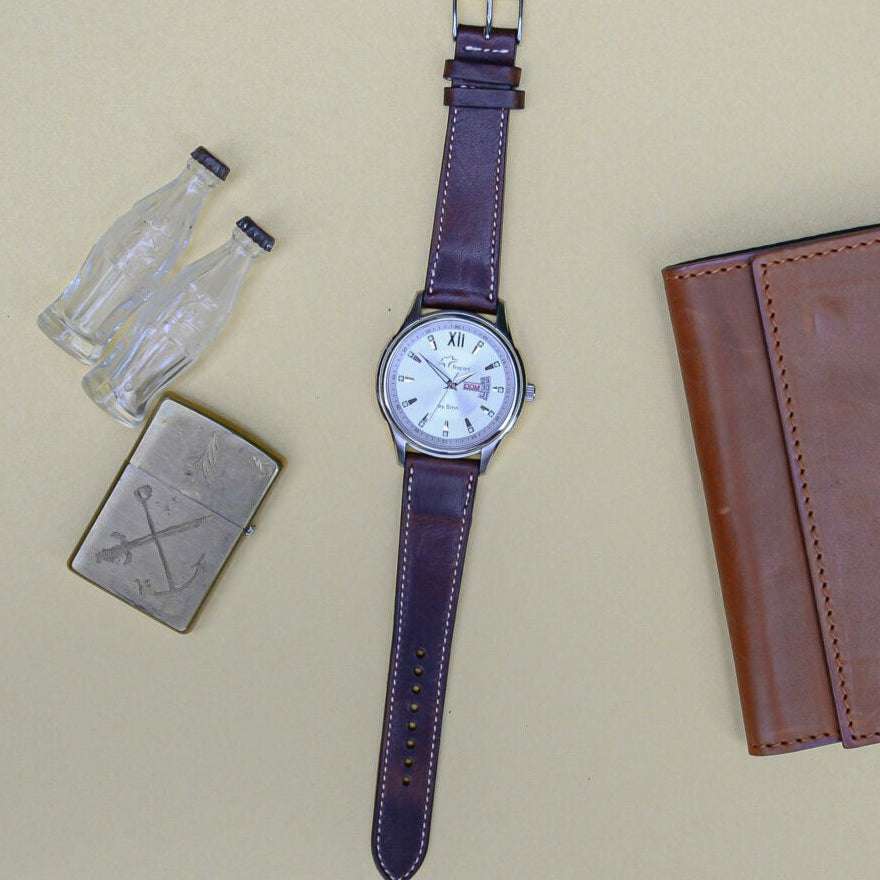 Dunkelbraunes Horween Dublin Leder Uhrenarmband an Fraport Uhr – Detailaufnahme der Fraport Uhr mit strapazierfähigem, dunkelbraunem Horween Dublin Lederarmband, das der Uhr eine elegante und klassische Ausstrahlung verleiht