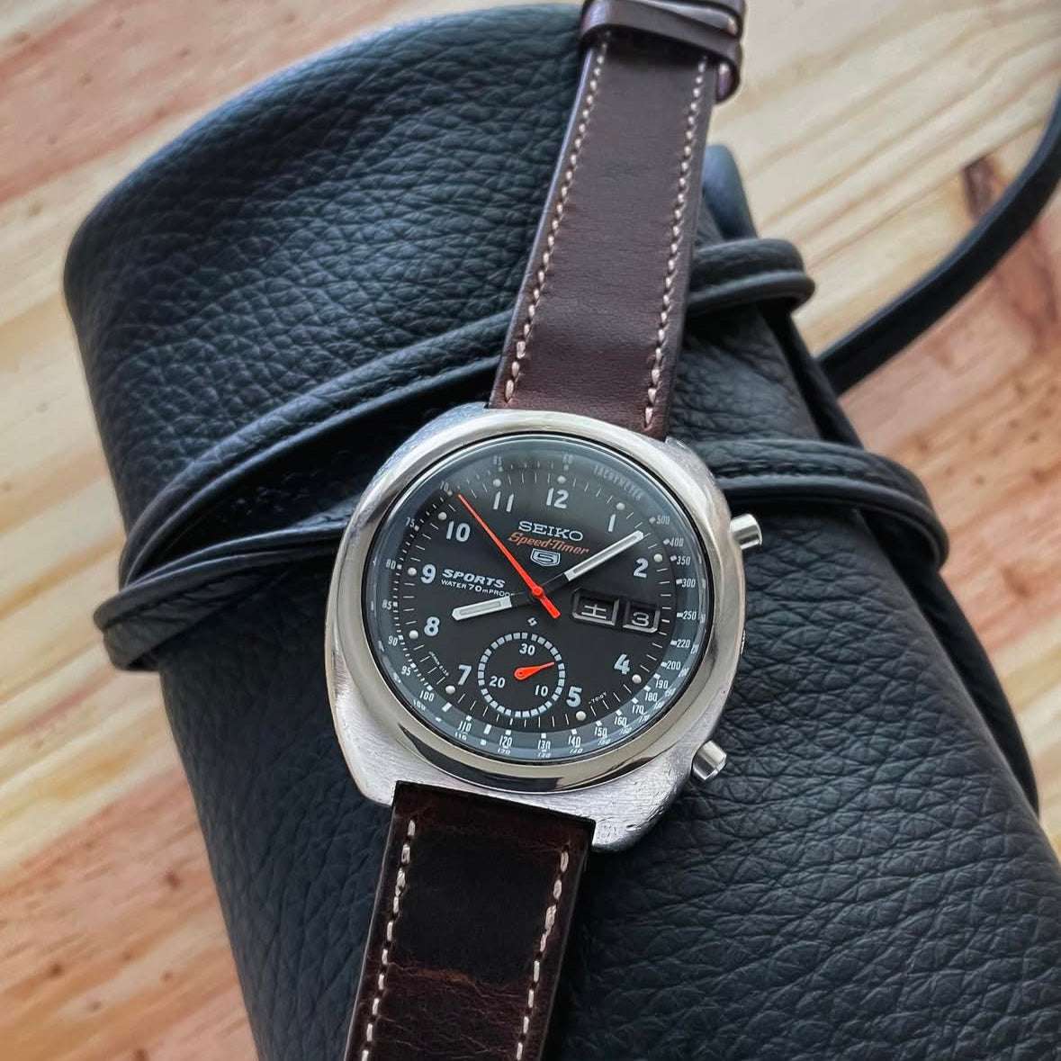 Dunkelbraunes Horween Dublin Leder Uhrenarmband an Seiko Uhr – Detailaufnahme der Seiko Uhr mit strapazierfähigem, dunkelbraunem Horween Dublin Lederarmband, das eine elegante und langlebige Ausstrahlung bietet