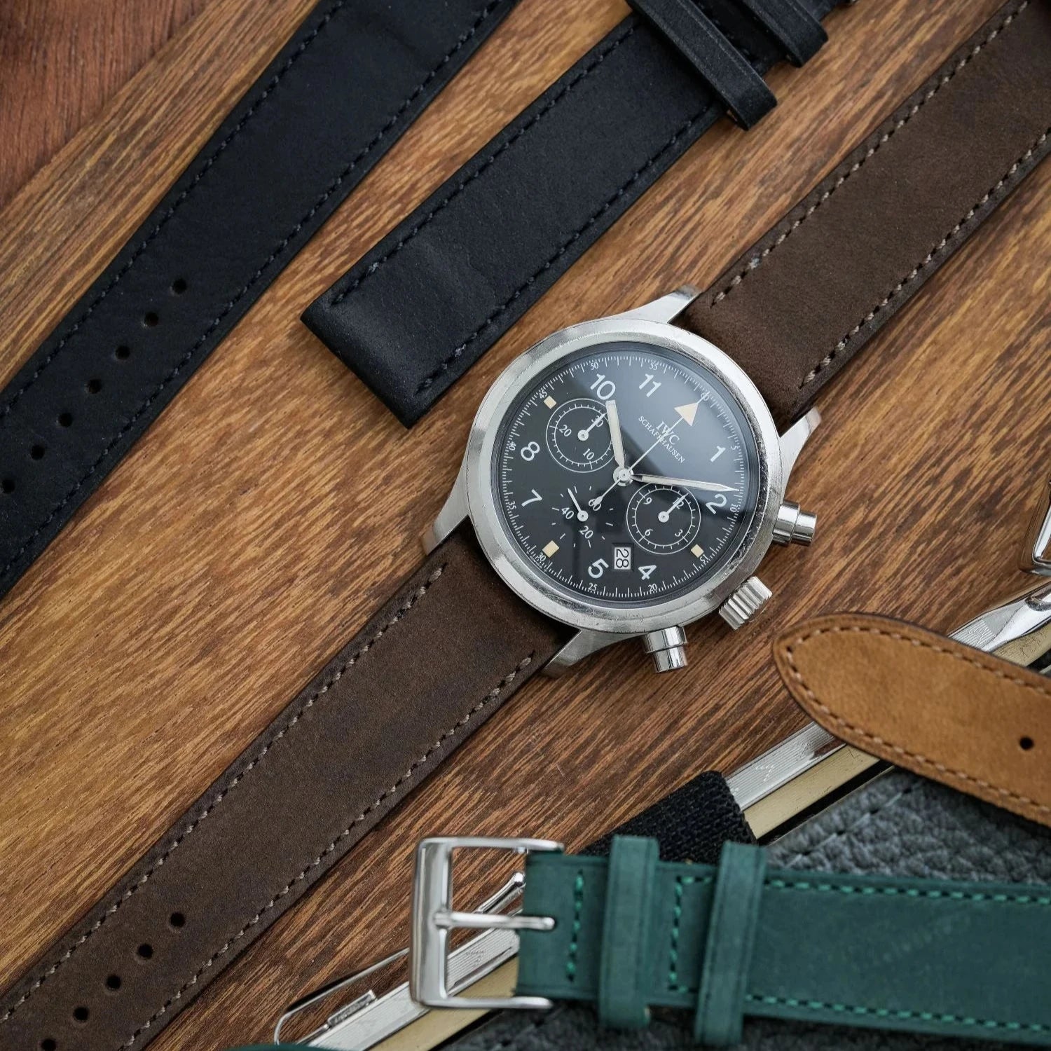 Dunkelbraunes Nubuck Leder Uhrenarmband an IWC Uhr – Detailaufnahme der IWC Uhr mit hochwertigem dunkelbraunem Nubuck Lederarmband, das für seine edle Textur und außergewöhnliche Langlebigkeit bekannt ist