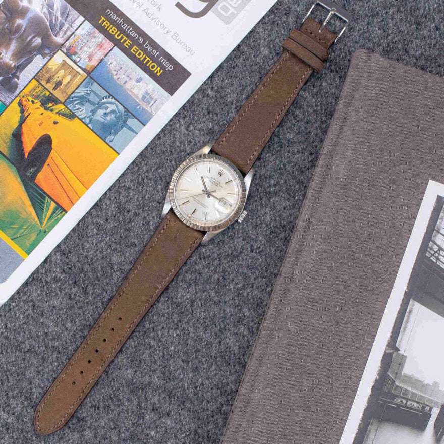 Dunkelbraunes Nubuck Leder Uhrenarmband an Rolex Uhr – Seitenansicht der Rolex Uhr mit strapazierfähigem, dunkelbraunem Nubuck Lederarmband, das die klassische Eleganz der Uhr unterstreicht