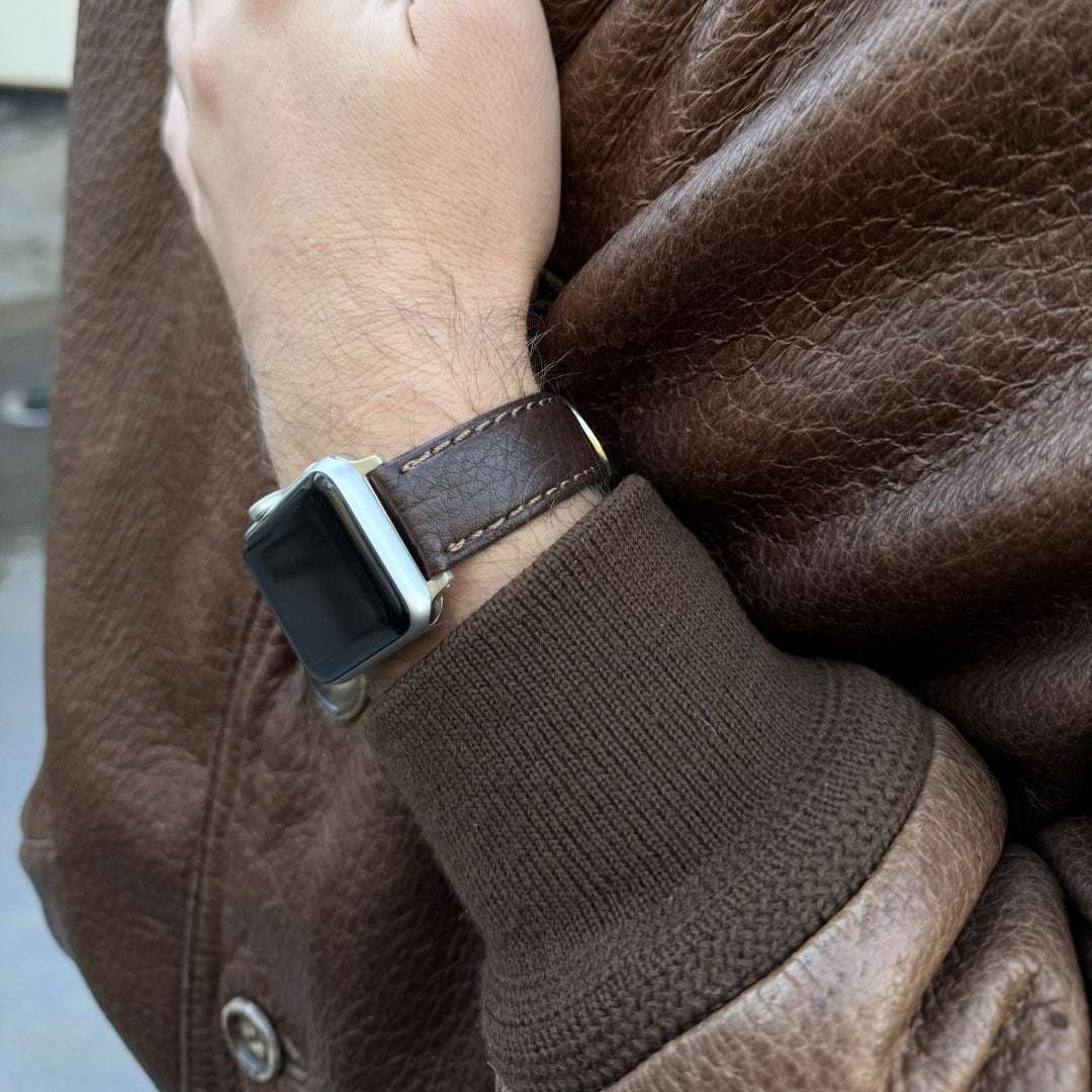 Dunkelbraunes rustikales Stierleder-Armband für Apple Watch – Detailaufnahme des hochwertigen Stierleders, handgefertigt und langlebig