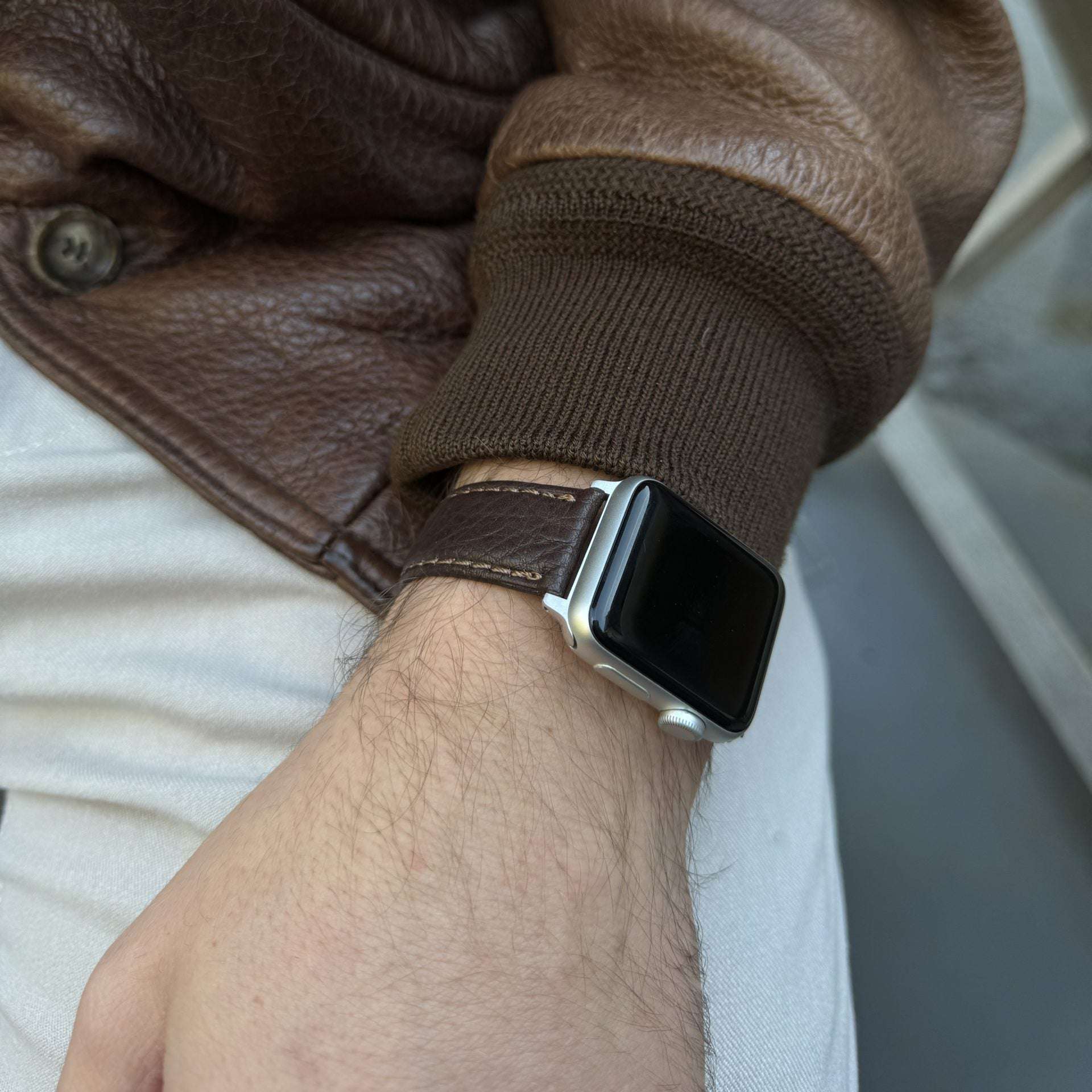 Detailaufnahme des dunkelbraunen rustikalen Stierleder-Armbands für Apple Watch – Handgefertigte Naht und strapazierfähiges Design