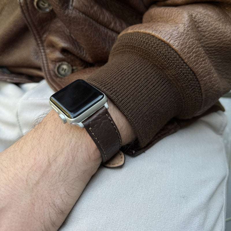 Detailaufnahme der Ledertextur des dunkelbraunen rustikalen Stierleder-Armbands für Apple Watch – Natürliche Maserung und hochwertige Verarbeitung