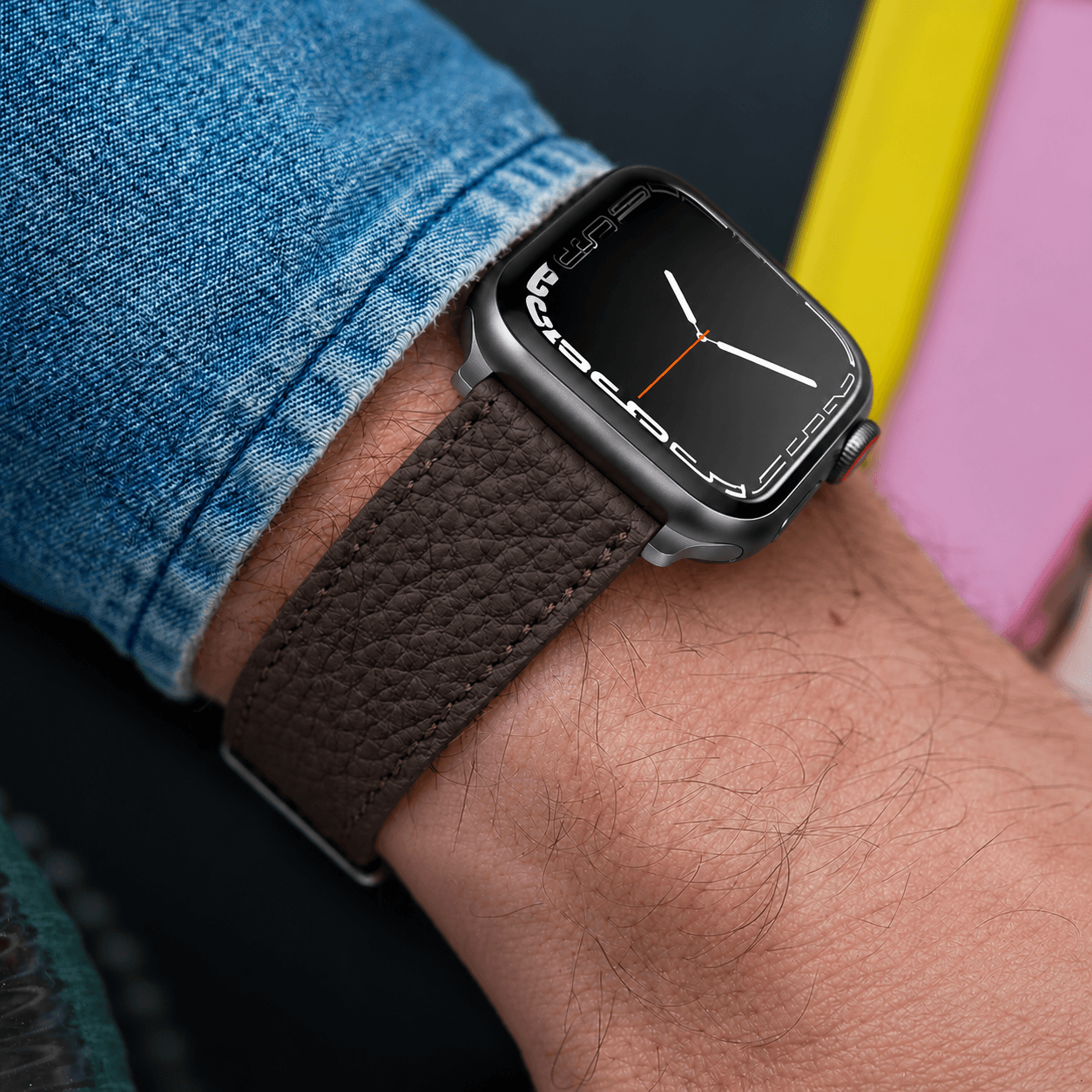 Dunkelbraunes Lederarmband für Apple Watch aus Togoleder, lässig getragen am Handgelenk.