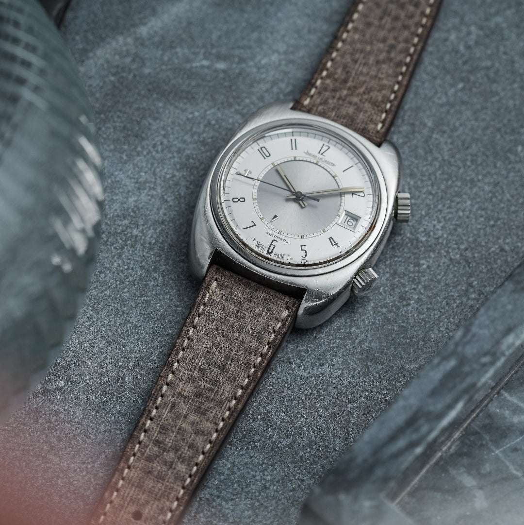 Dunkelbraunes Uhrenarmband aus hochwertigem vegetabil gegerbtem Leder an Jaeger-LeCoultre Uhr – Detailaufnahme des eleganten und strapazierfähigen Armbands, Made in Germany