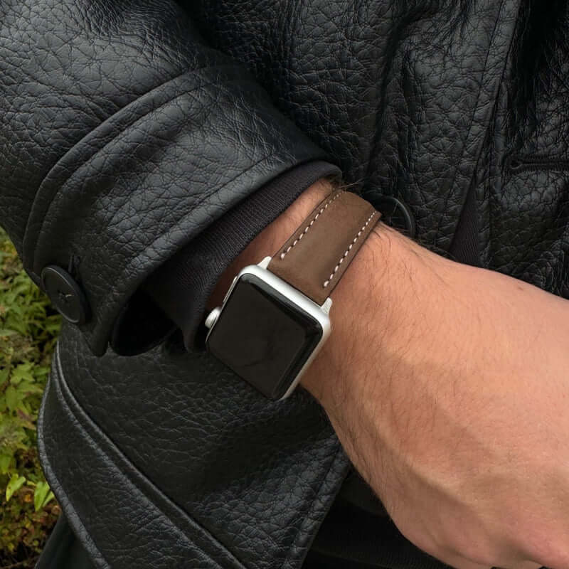 Nahaufnahme des Apple Watch 8 Armbands in Braun, mit auffälliger Naht und ansprechender Schließe.