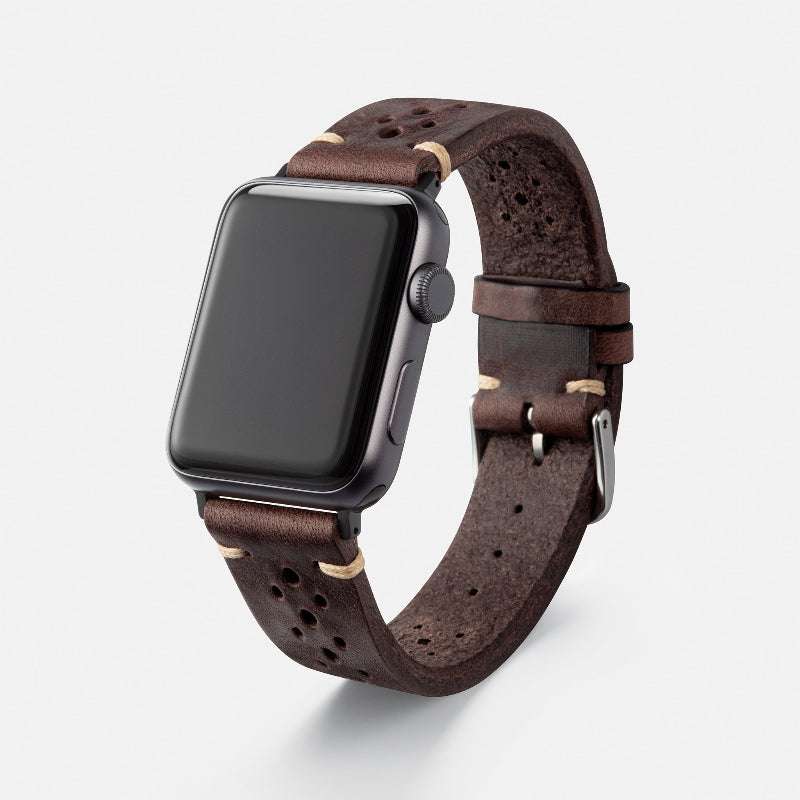 Dunkelbraunes vegetabil gegerbtes Apple Watch Armband mit Racing-Löchern – Detailaufnahme des Leders mit Racing-Löchern, sportlicher Look, getragen mit Apple Watch, Made in Germany